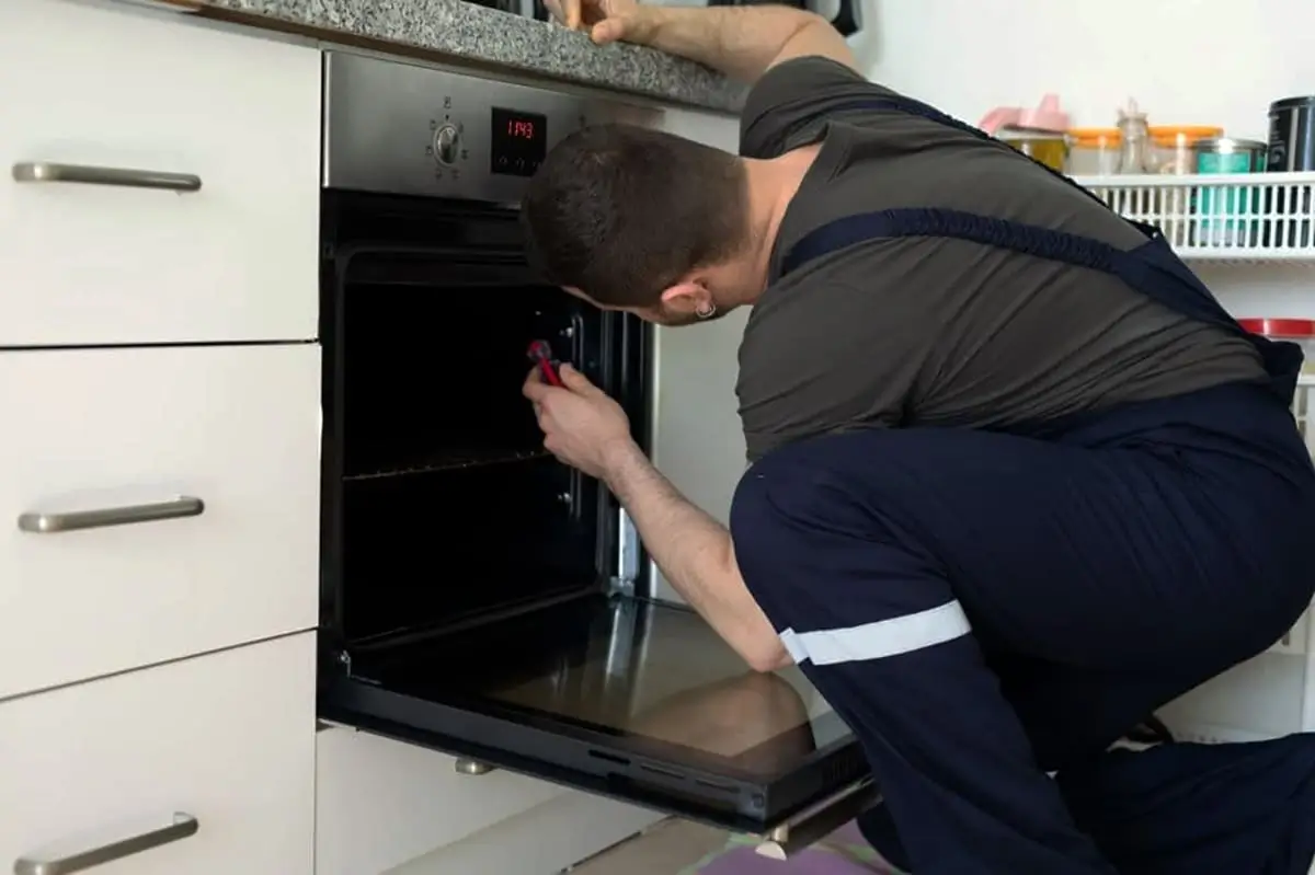 Técnico de ElectroFix realizando la Reparación de Hornos en Málaga